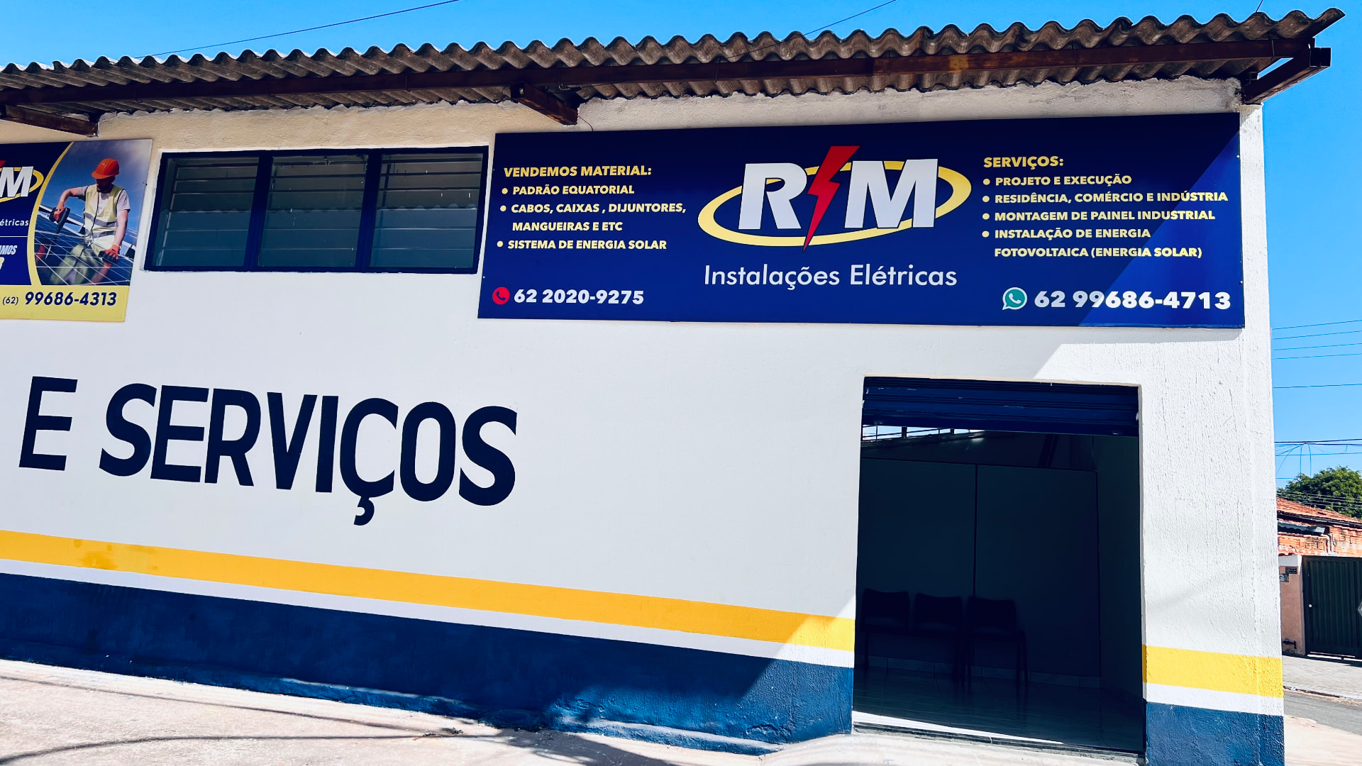 Placa da RM Instalações Elétricas com serviços de projeto, execução e energia solar